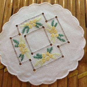 Lót Cốc Thêu Hoa Tròn